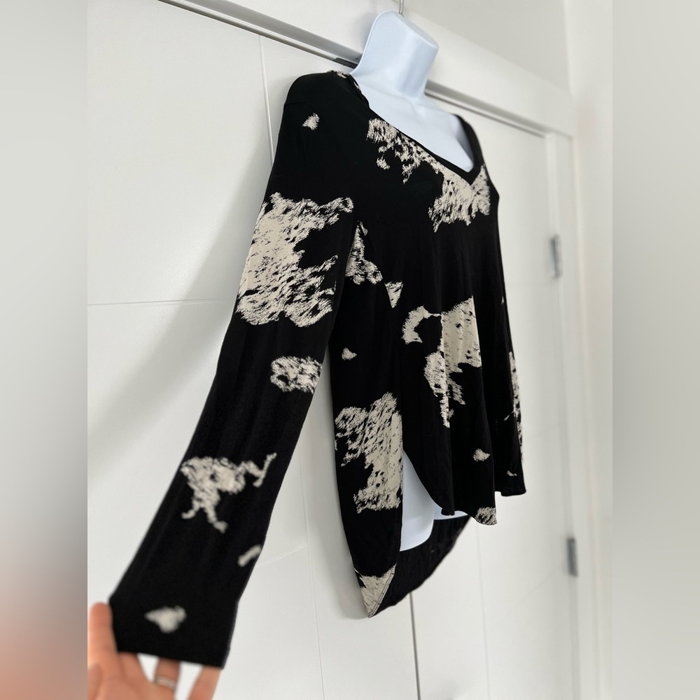 Wilfred/ Long sleeve/ V-neck/ Split hem top/ White & black Abstract/ Size US M - Picture 6 of 9